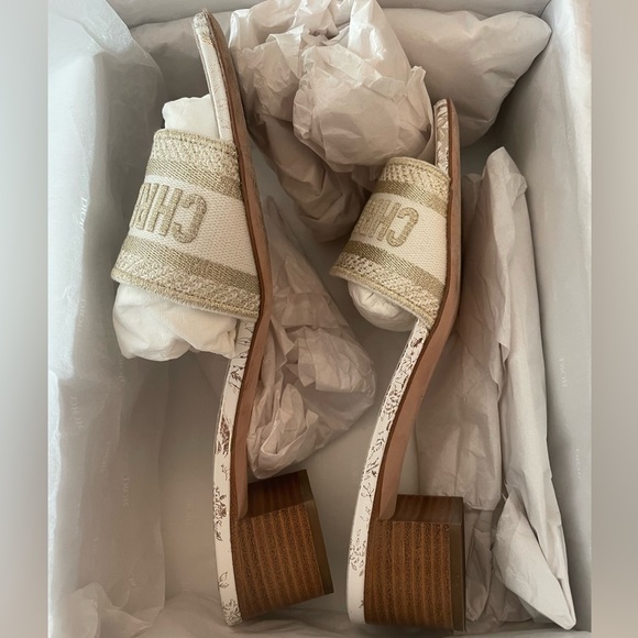 Dior Dway Heeled Slide Jardin d'Hiver Motif White-Gold
DIOR | KCQ244JHL-S67W - Picture 6 of 12